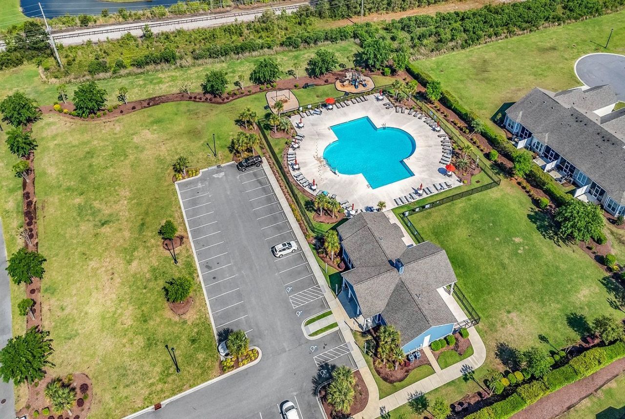 924 Sorano St. Photo 37