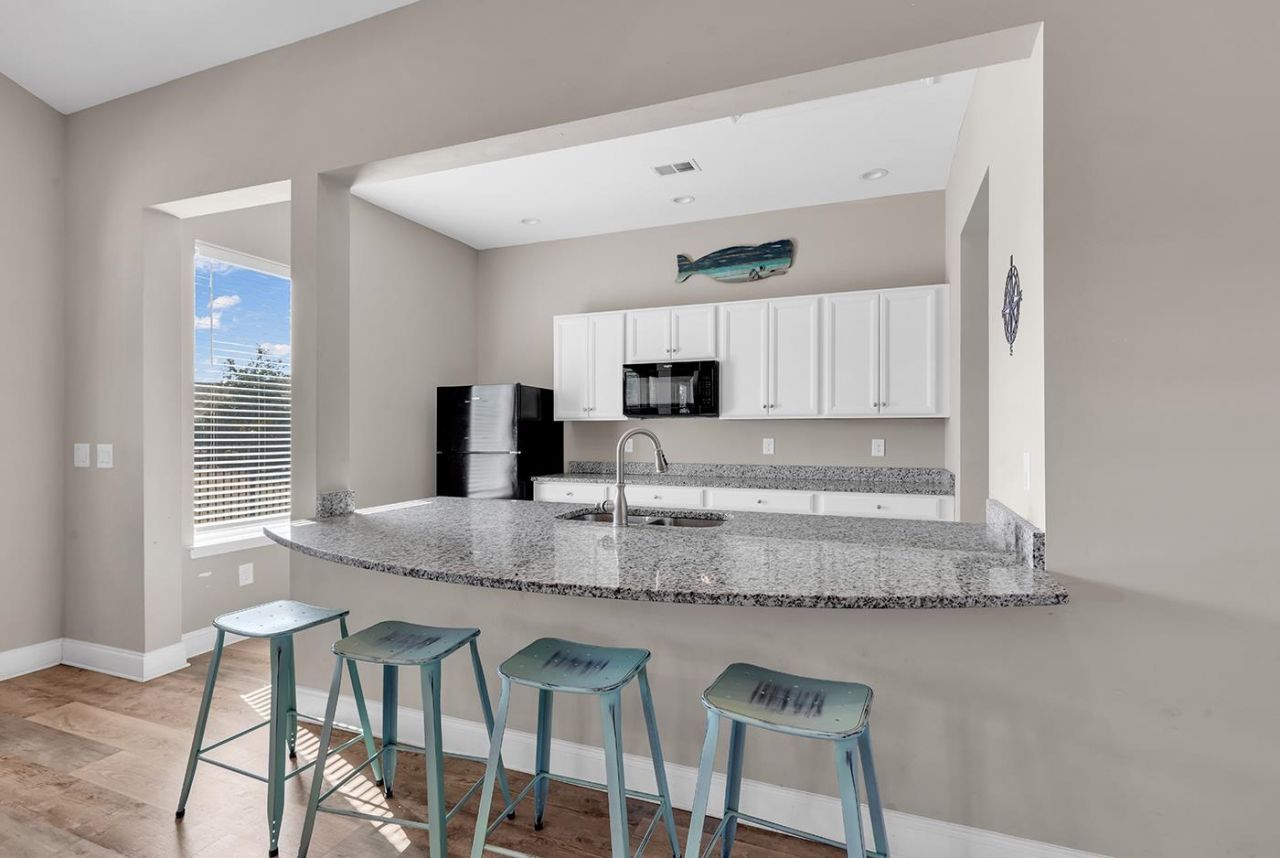 924 Sorano St. Photo 39