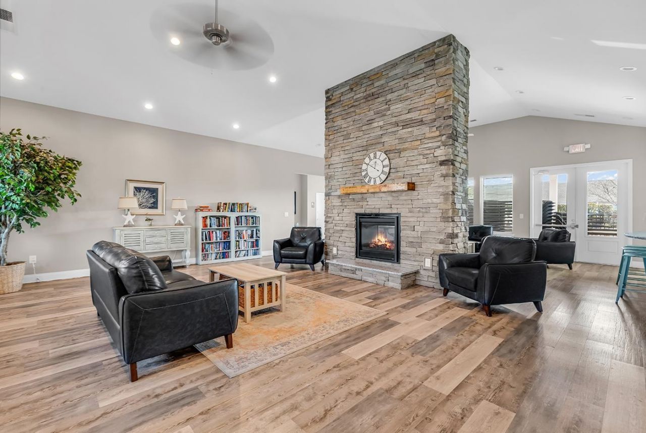 924 Sorano St. Photo 40