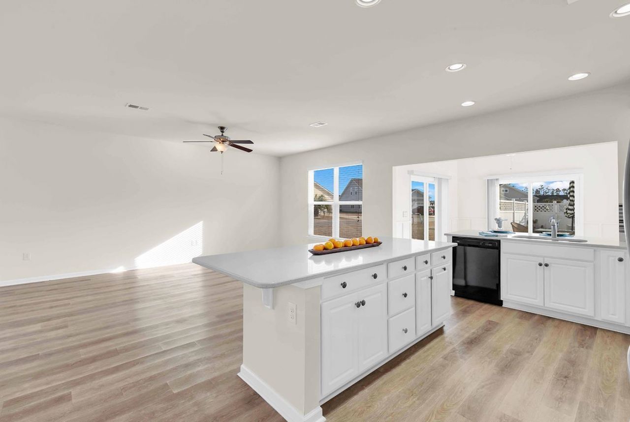 924 Sorano St. Photo 7