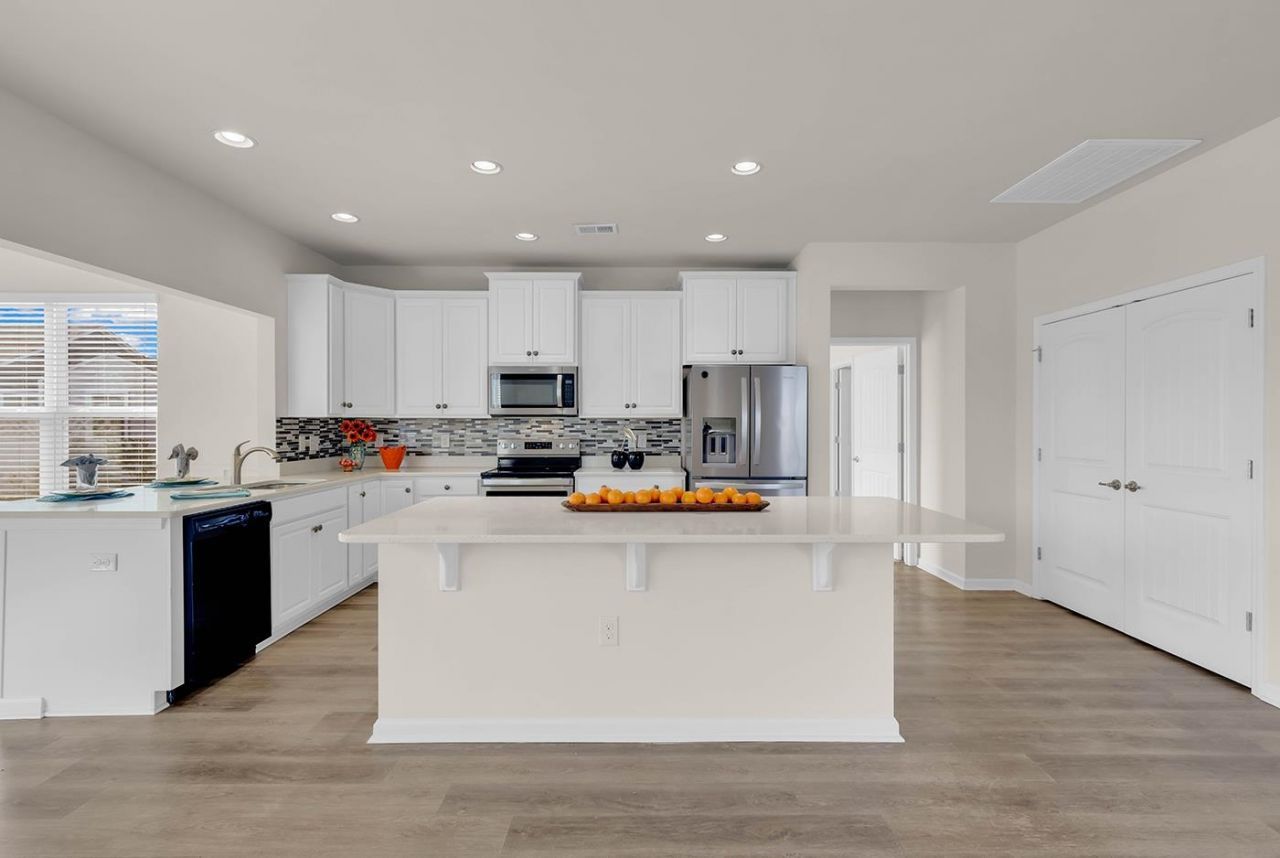 924 Sorano St. Photo 8