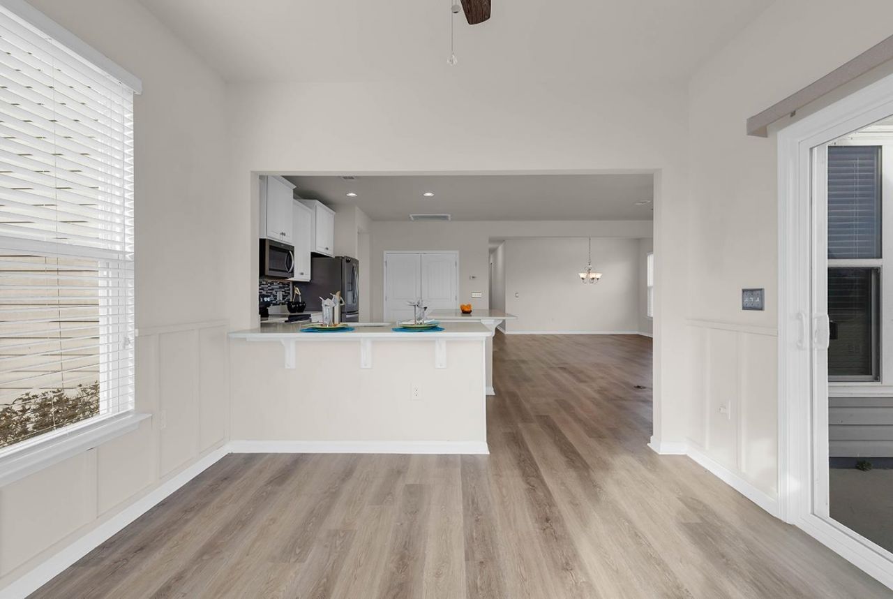 924 Sorano St. Photo 9