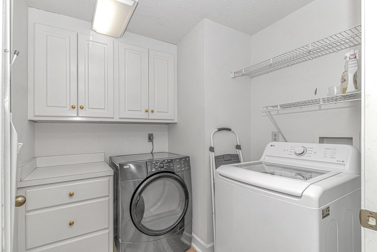 119 University Circle Photo 32