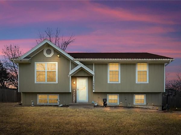 10636 N Oak Trafficway, Kansas City, MO 64155