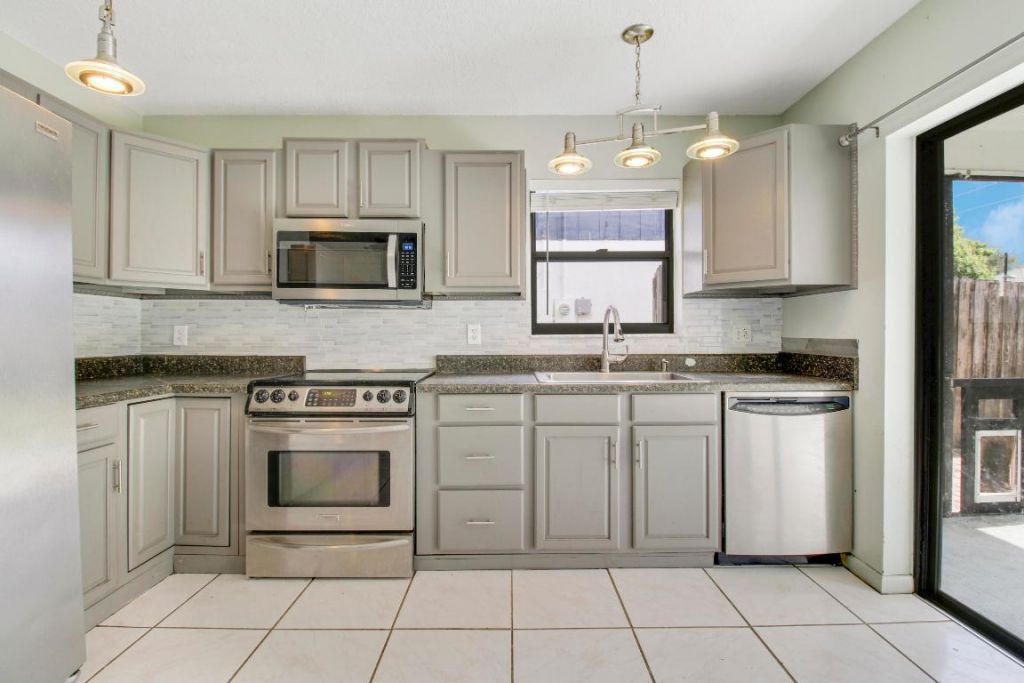 5929 SE Collins Avenue, Stuart, FL 34997 Photo