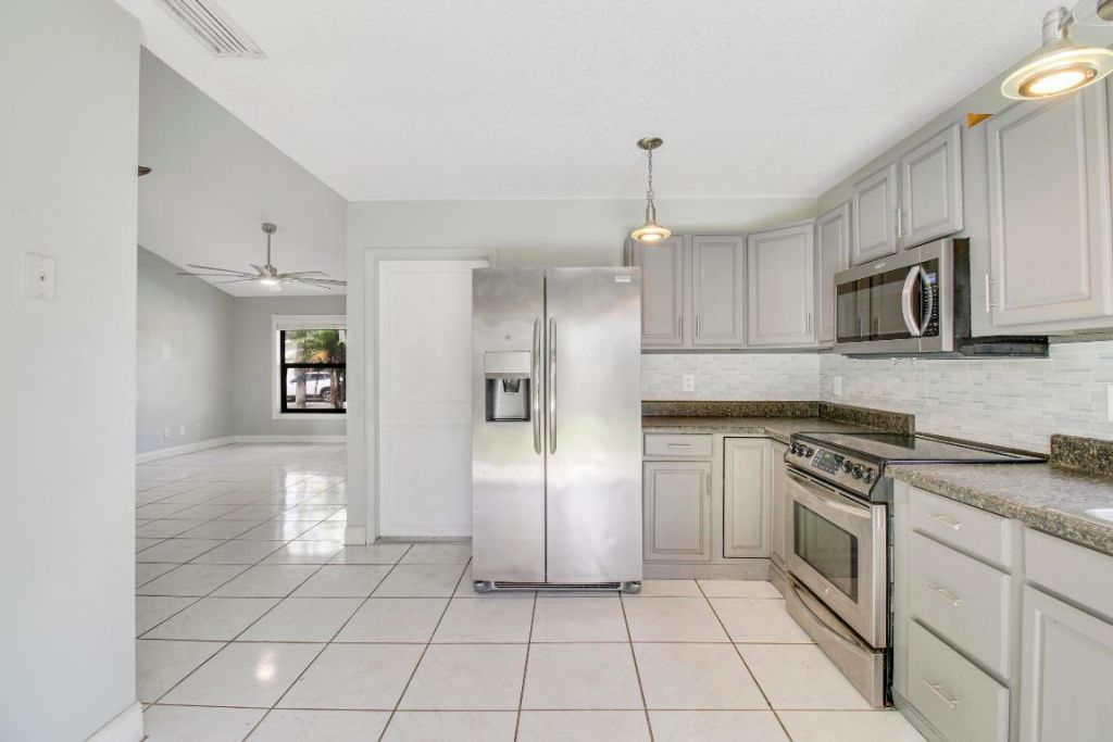 5929 SE Collins Avenue, Stuart, FL 34997 Photo