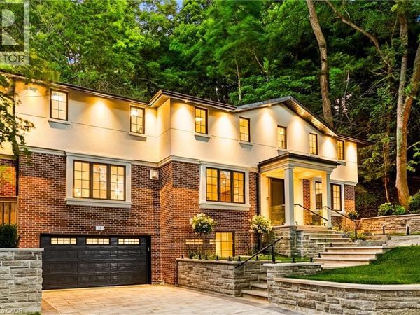 52 ROXBOROUGH Drive, Toronto, ON M4W1X1