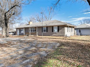 8421 Spring Valley Road, Raytown, MO 64138