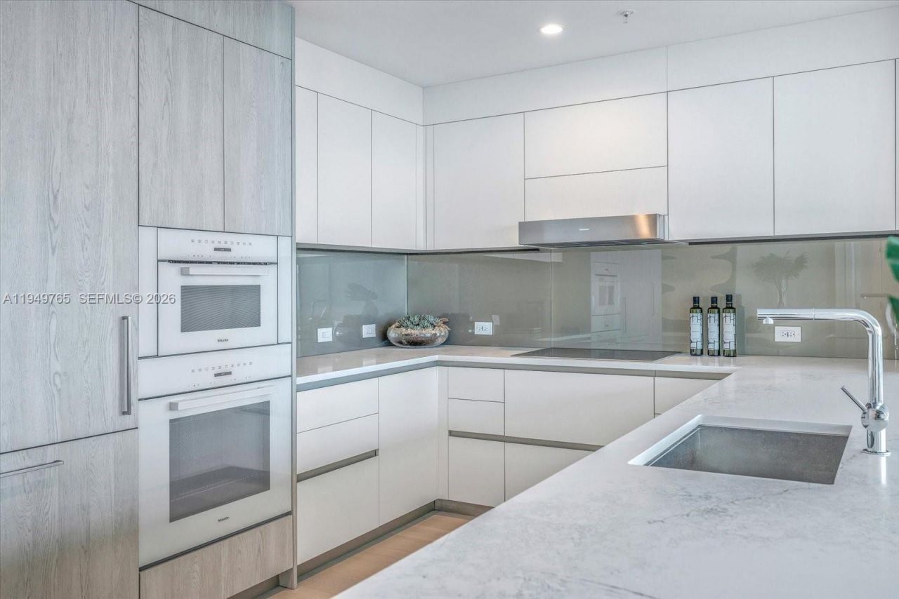 9201 E Bay Harbor Dr, Unit UPH02, Bay Harbor Islands, FL 33154 Photo