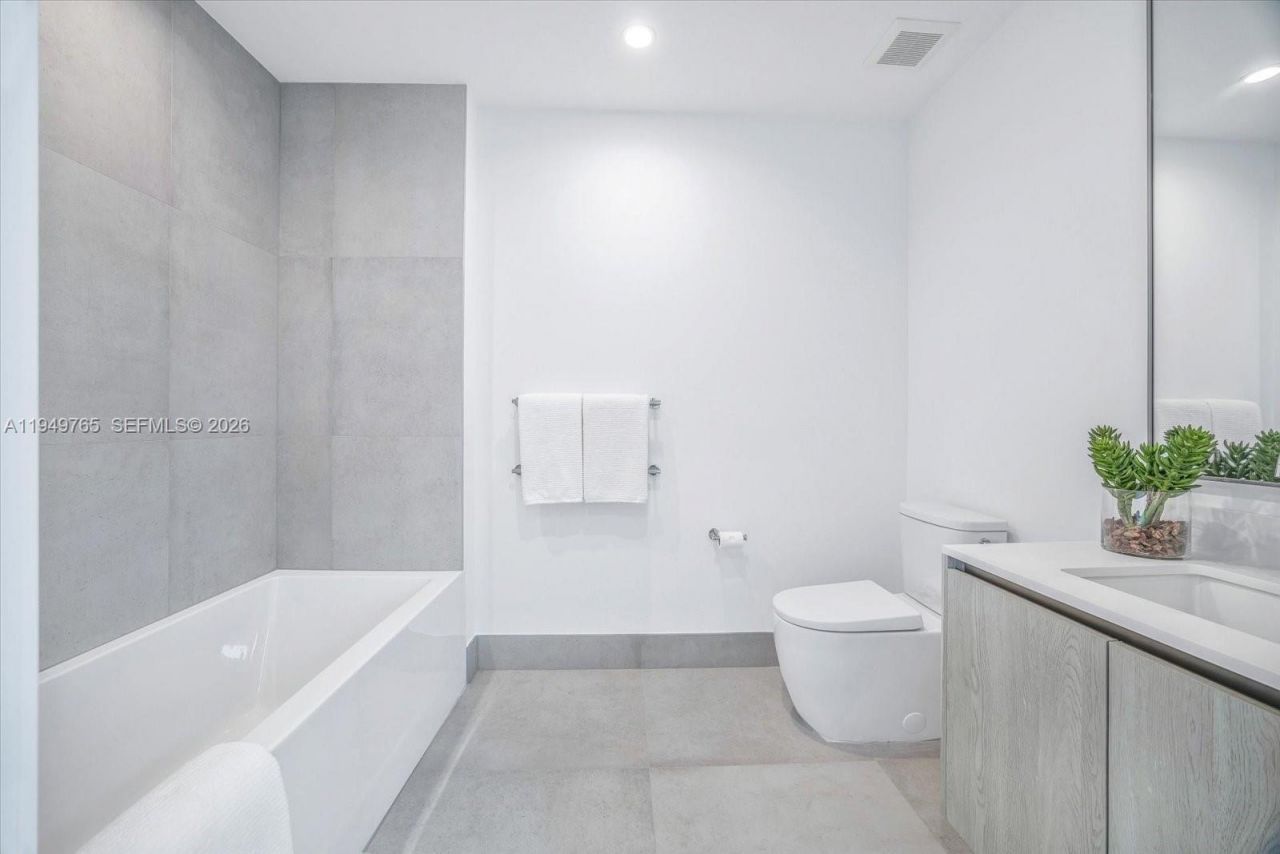 9201 E Bay Harbor Dr, Unit UPH02, Bay Harbor Islands, FL 33154 Photo