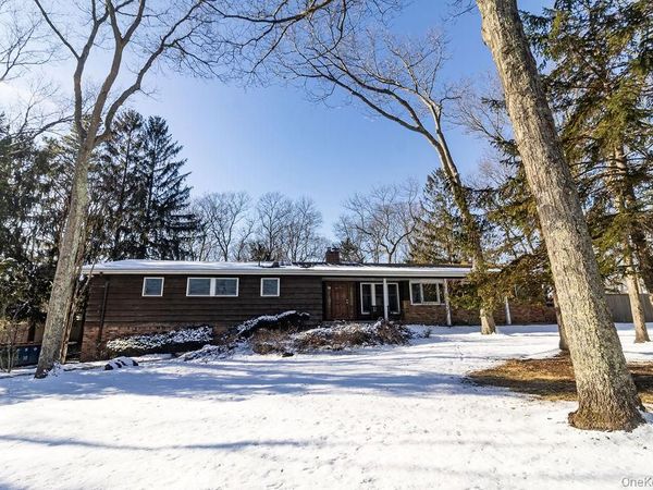 14 Hills Park Lane, Smithtown, NY 11787