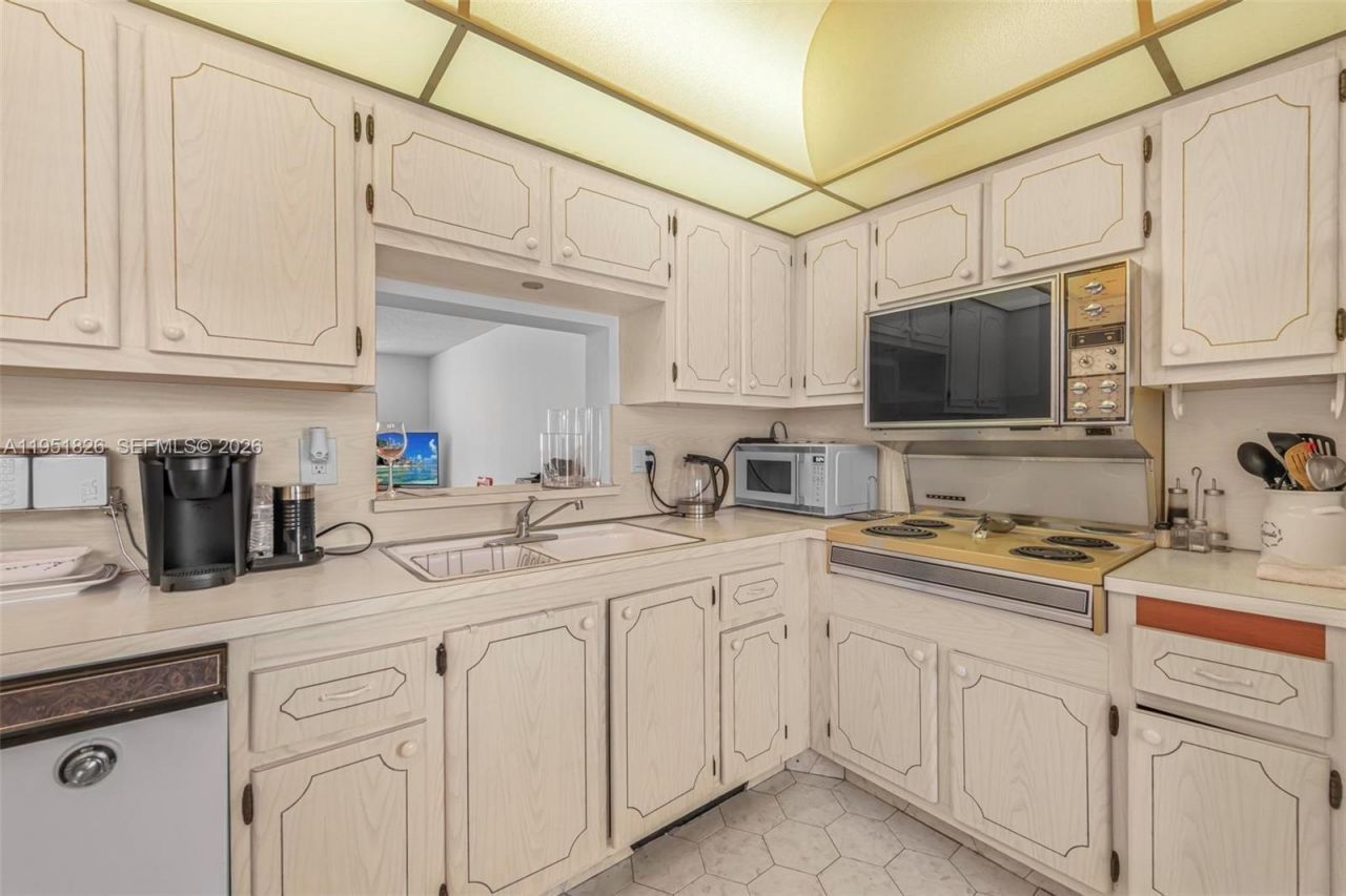 500 NE 12th Ave, Unit 407, Hallandale Beach, FL 33009 Photo