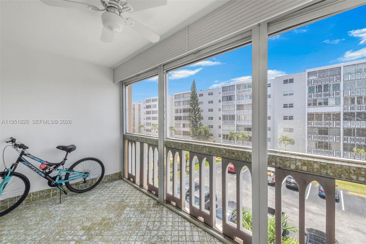 500 NE 12th Ave, Unit 407, Hallandale Beach, FL 33009 Photo