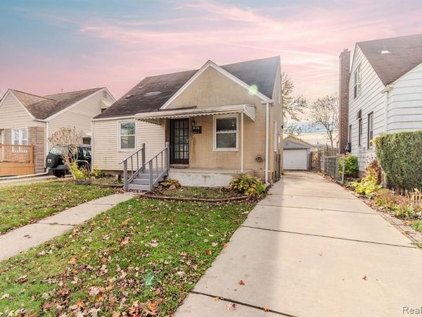 8126 Standard St, Center Line, MI 48015