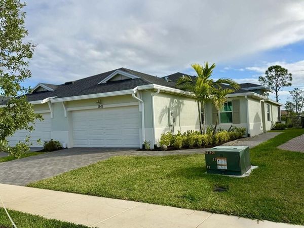 1561 SE Crosswood Way, Port St. Lucie, FL 34984