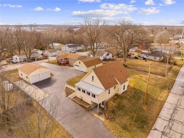8215 NE Schell Road, Pleasant Valley, MO 64068