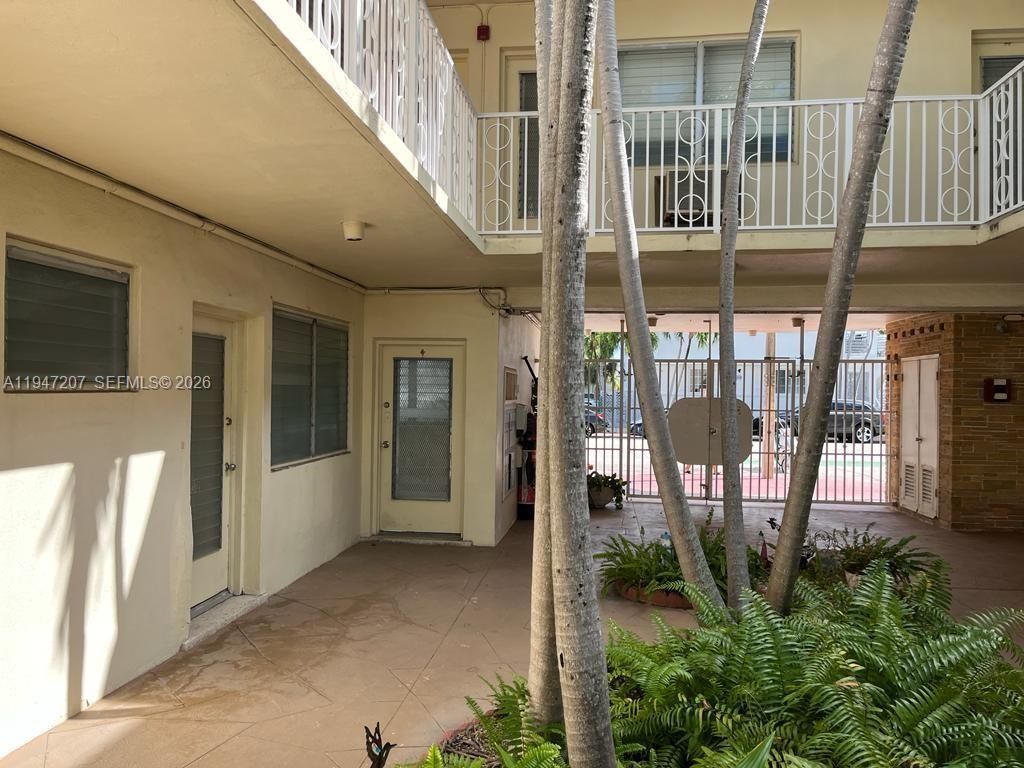 8420 Byron Ave, Unit 4, Miami Beach, FL 33141 Photo
