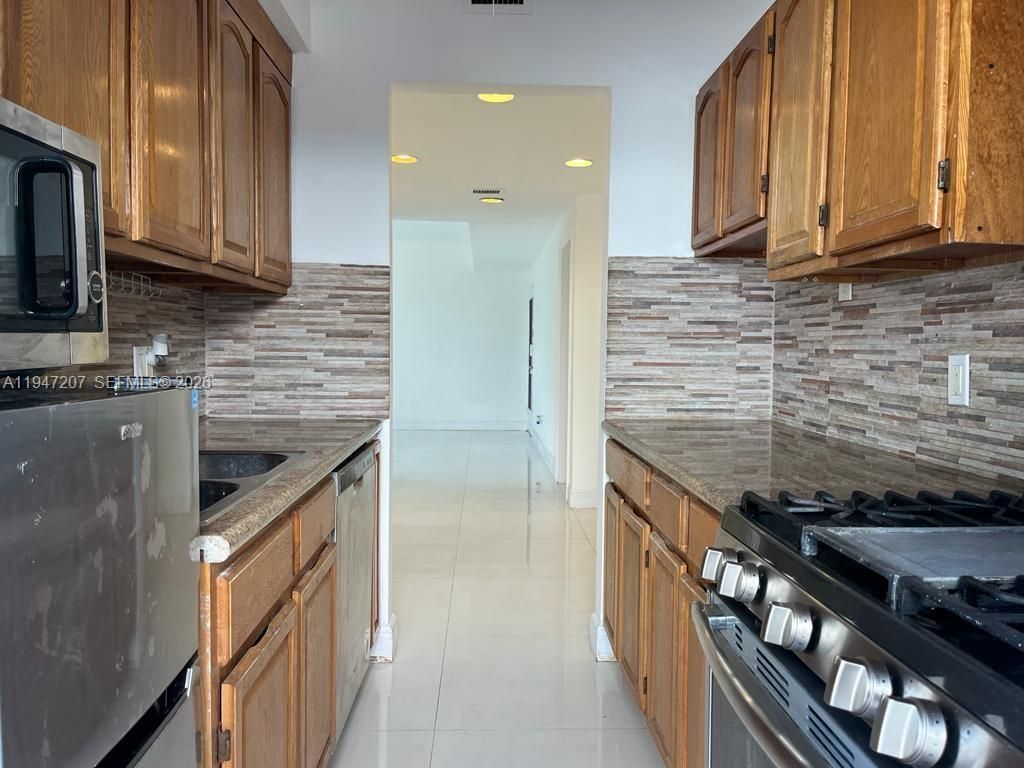 8420 Byron Ave, Unit 4, Miami Beach, FL 33141 Photo