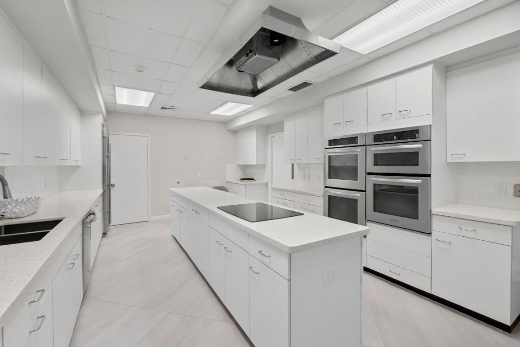 200 Bradley Place, Unit 302, Palm Beach, FL 33480 Photo