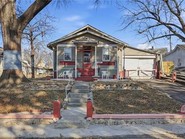 803 S CEDAR Avenue, Independence, MO 64053