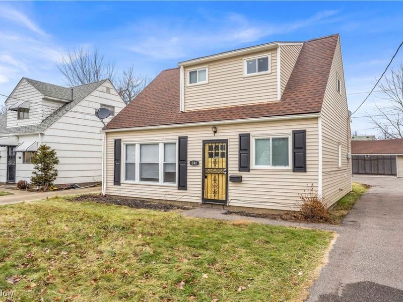 17401 Wayne Drive, Cleveland, OH 44128 Photo 2