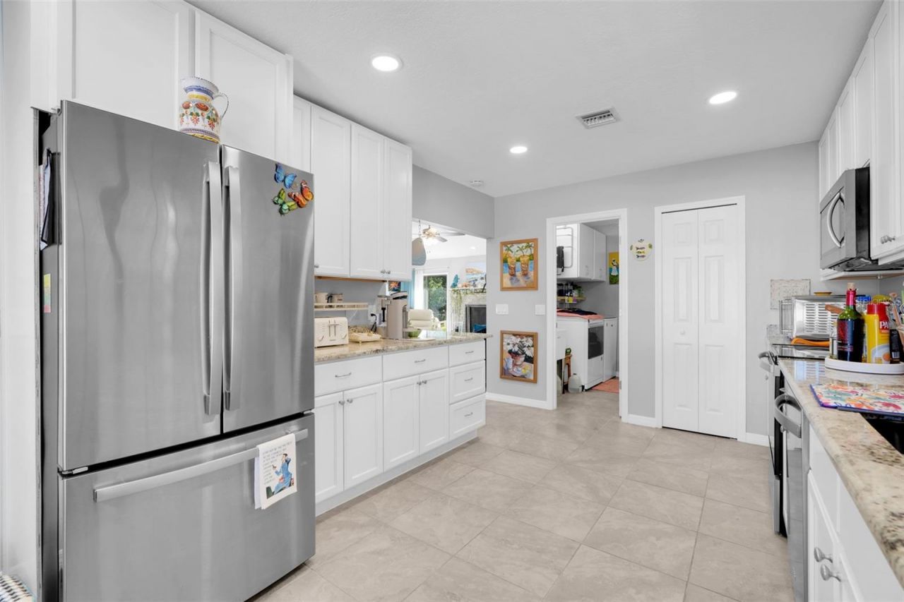 17 E Live Oak Avenue, Yalaha, FL 34797 Photo