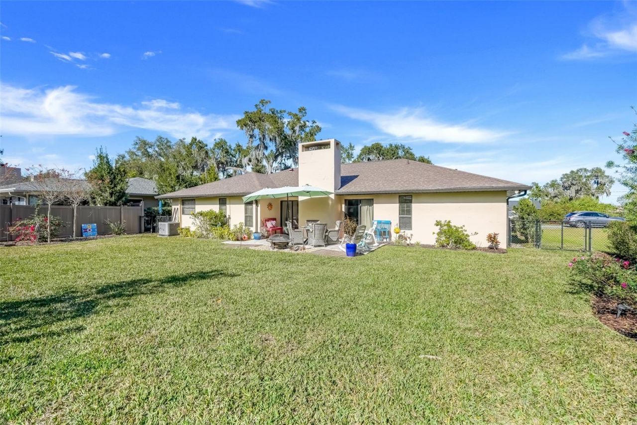 17 E Live Oak Avenue, Yalaha, FL 34797 Photo