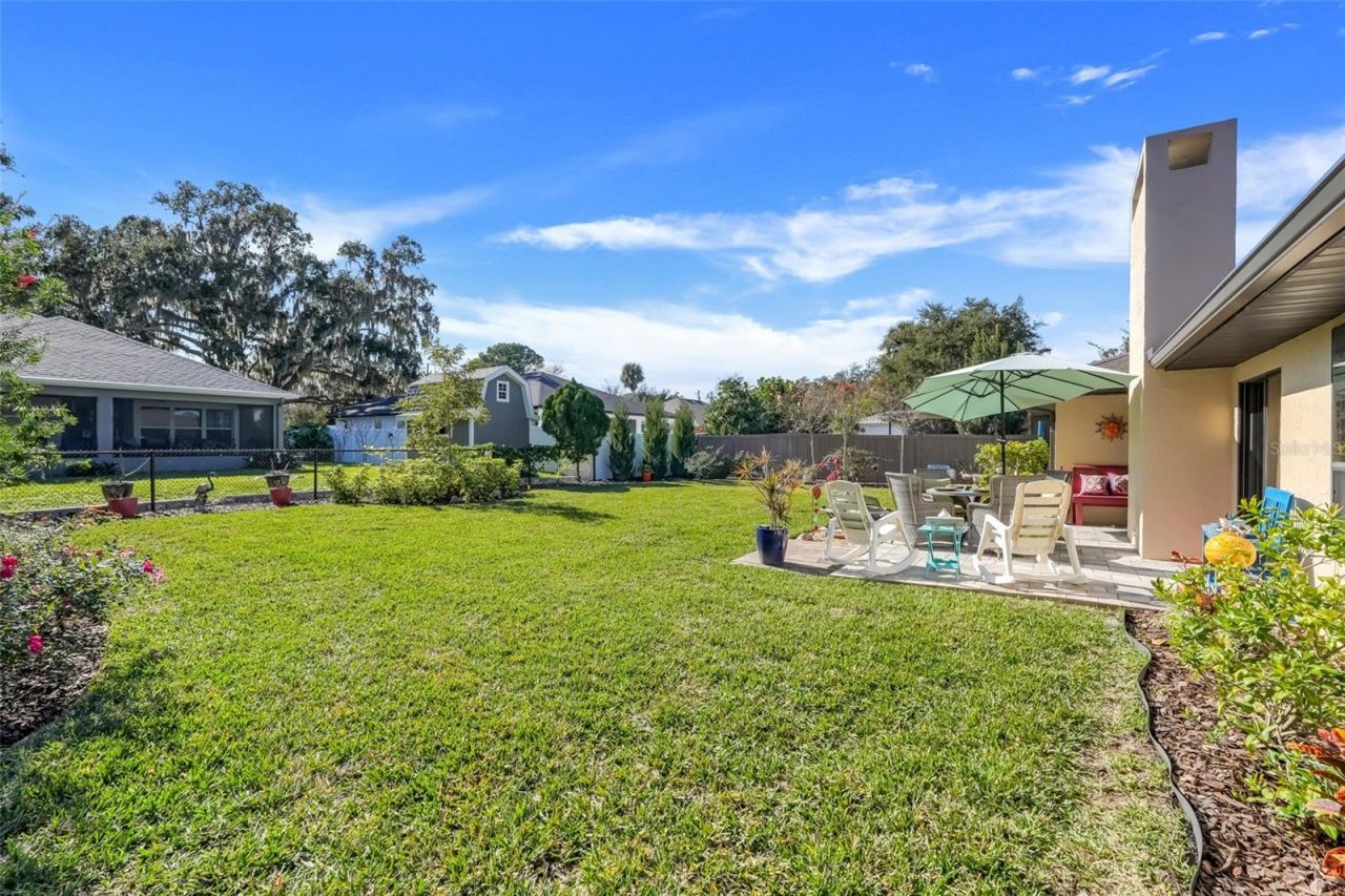 17 E Live Oak Avenue, Yalaha, FL 34797 Photo