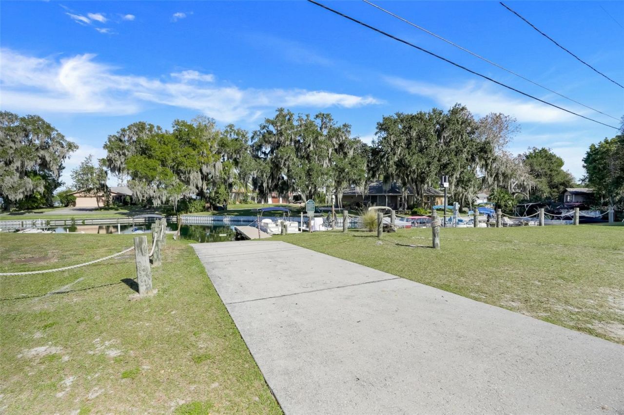 17 E Live Oak Avenue, Yalaha, FL 34797 Photo