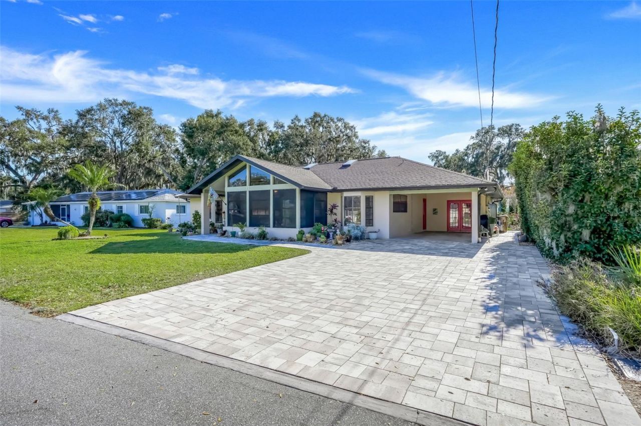 17 E Live Oak Avenue, Yalaha, FL 34797 Photo