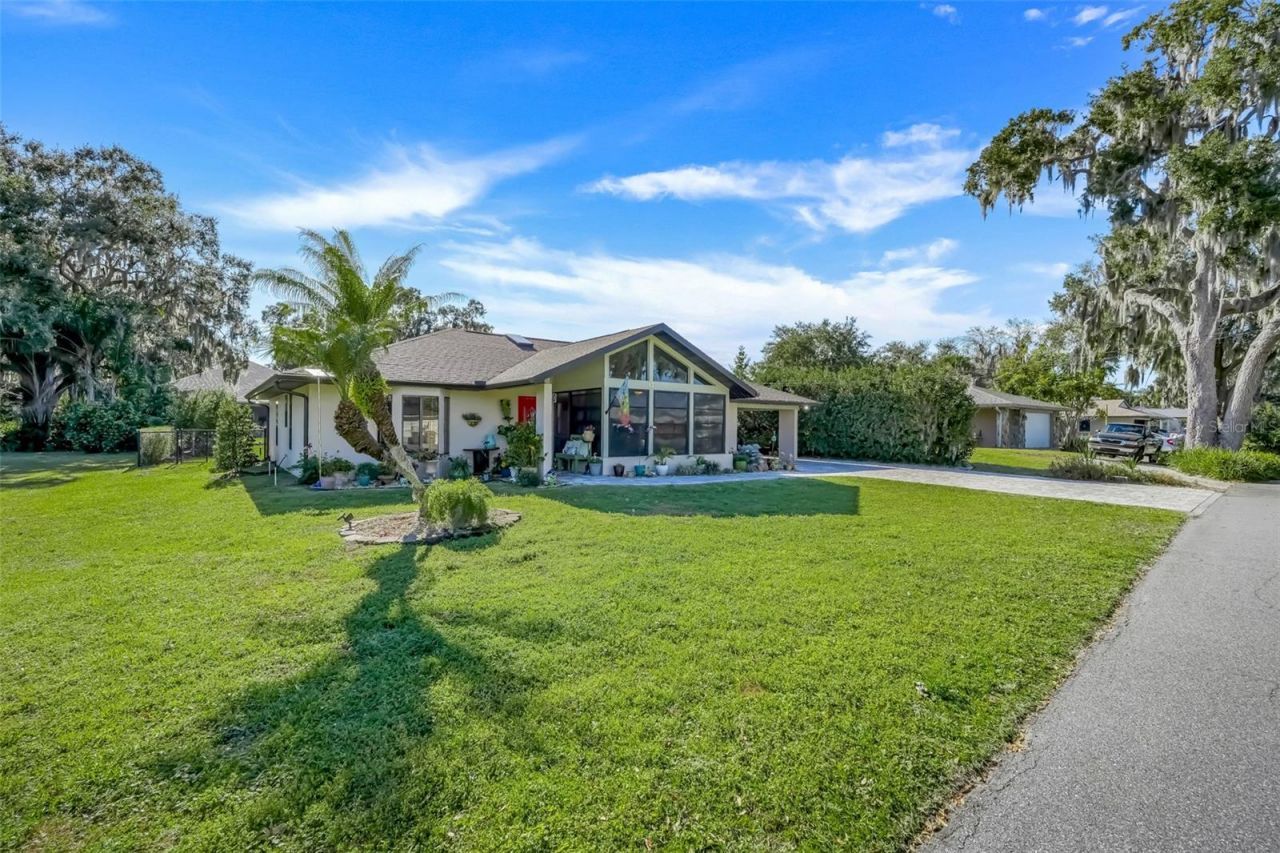 17 E Live Oak Avenue, Yalaha, FL 34797 Photo