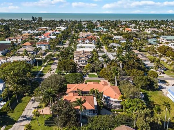 611 10th AVE S, Unit B2, NAPLES, FL 34102