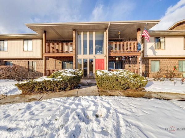 800 Brook Drive, Unit 1, Streamwood, IL 60107