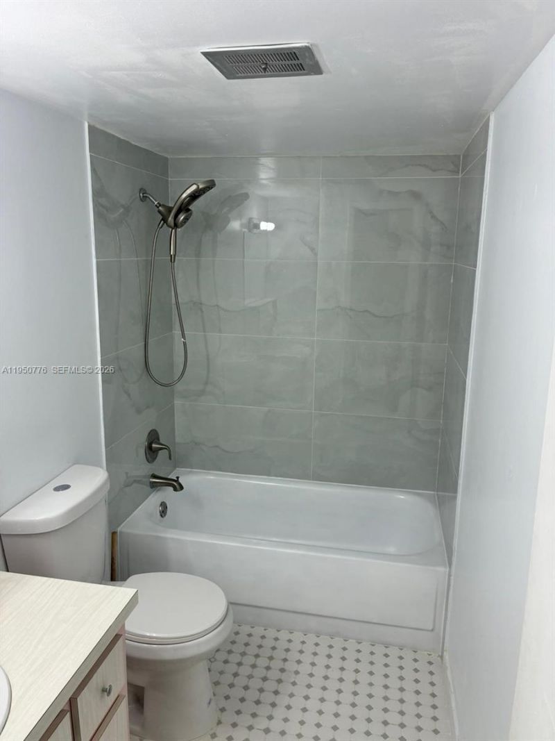 1450 NE 191st St, Unit 205, Miami, FL 33179 Photo