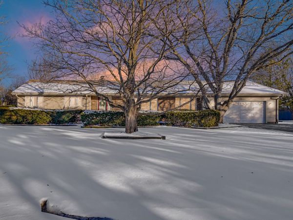 2226 Shannondale Road, Green Oaks, IL 60048