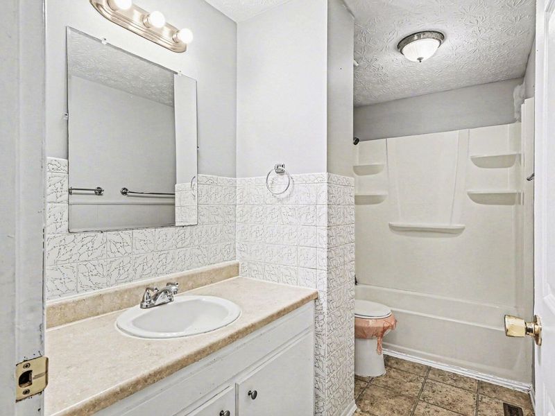 5290 Quincy Drive, Columbus, OH 43232 Photo 14