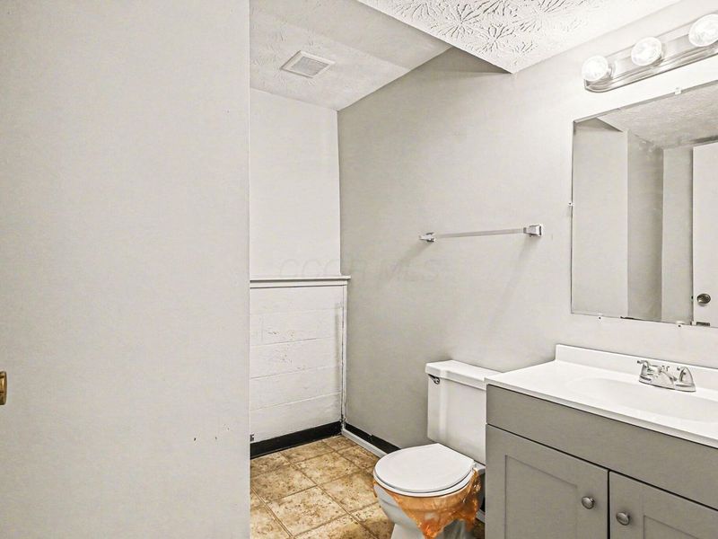 5290 Quincy Drive, Columbus, OH 43232 Photo 24