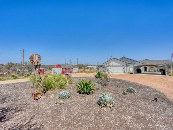 202 Rio Llano Dr W, Llano, TX 78643