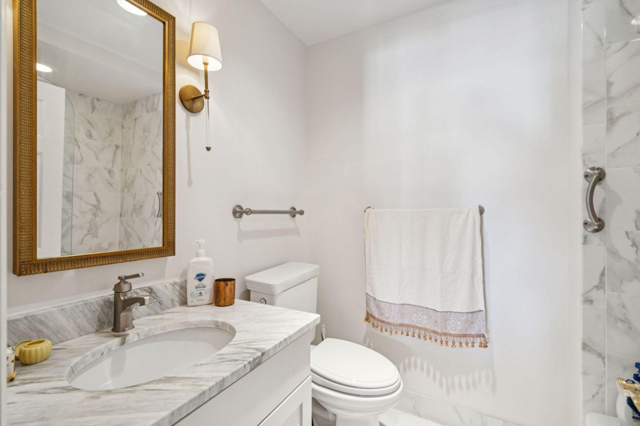 1 King Street Photo 21