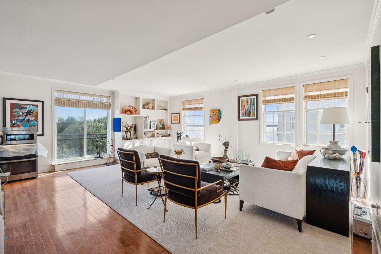 1 King Street Photo 4