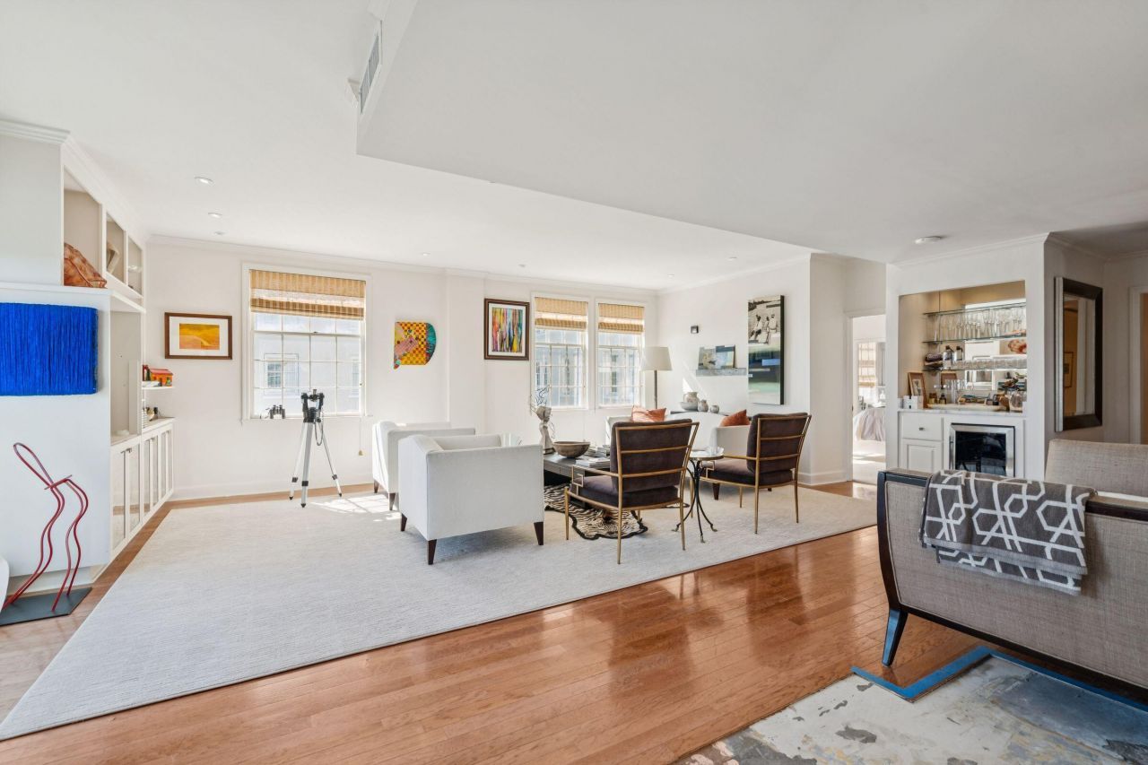 1 King Street Photo 6