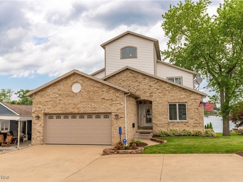 5325 S Island Drive NW, Canton, OH 44718 Photo 1