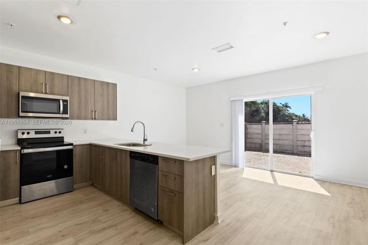 170 NW 158 St , Unit 8, Miami, FL 33169 Photo