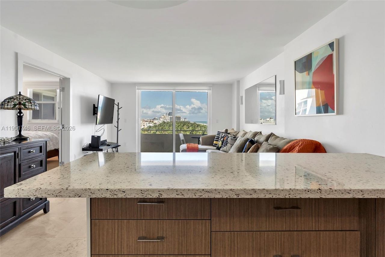 465 Ocean Dr, Unit 824, Miami Beach, FL 33139 Photo