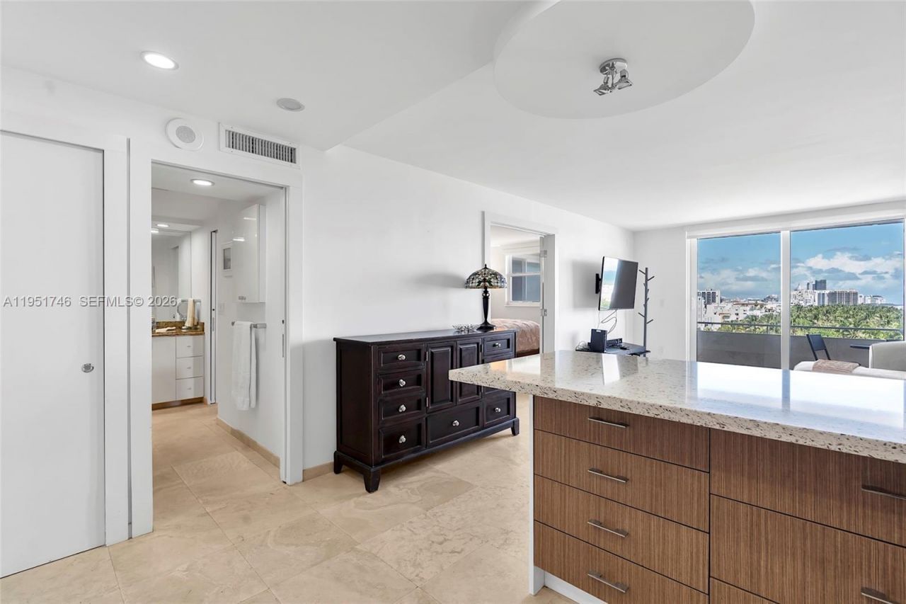 465 Ocean Dr, Unit 824, Miami Beach, FL 33139 Photo
