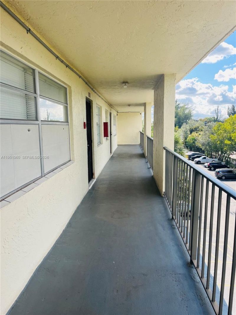 3070 NW 48th Ter, Unit 413, Lauderdale Lakes, FL 33313 Photo