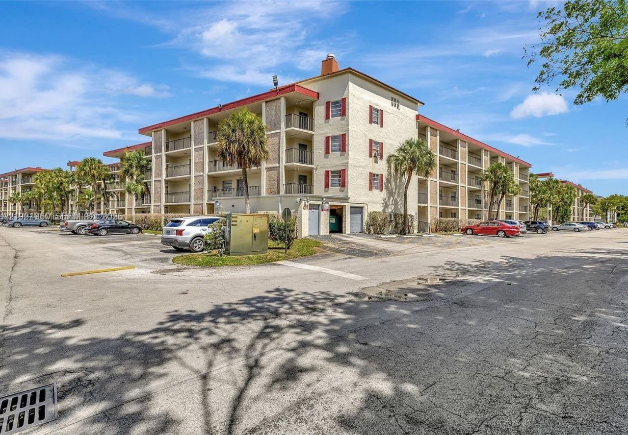 3070 NW 48th Ter, Unit 413, Lauderdale Lakes, FL 33313 Photo