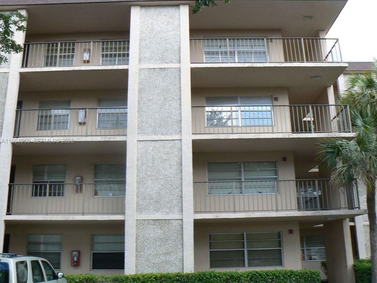 3070 NW 48th Ter, Unit 413, Lauderdale Lakes, FL 33313 Photo