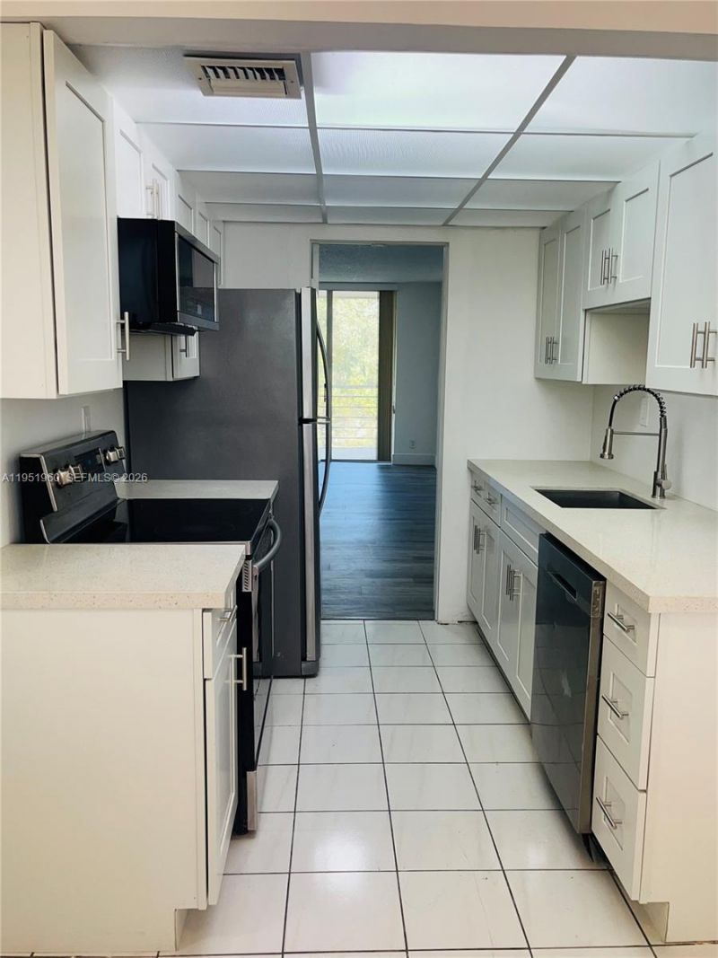 3070 NW 48th Ter, Unit 413, Lauderdale Lakes, FL 33313 Photo