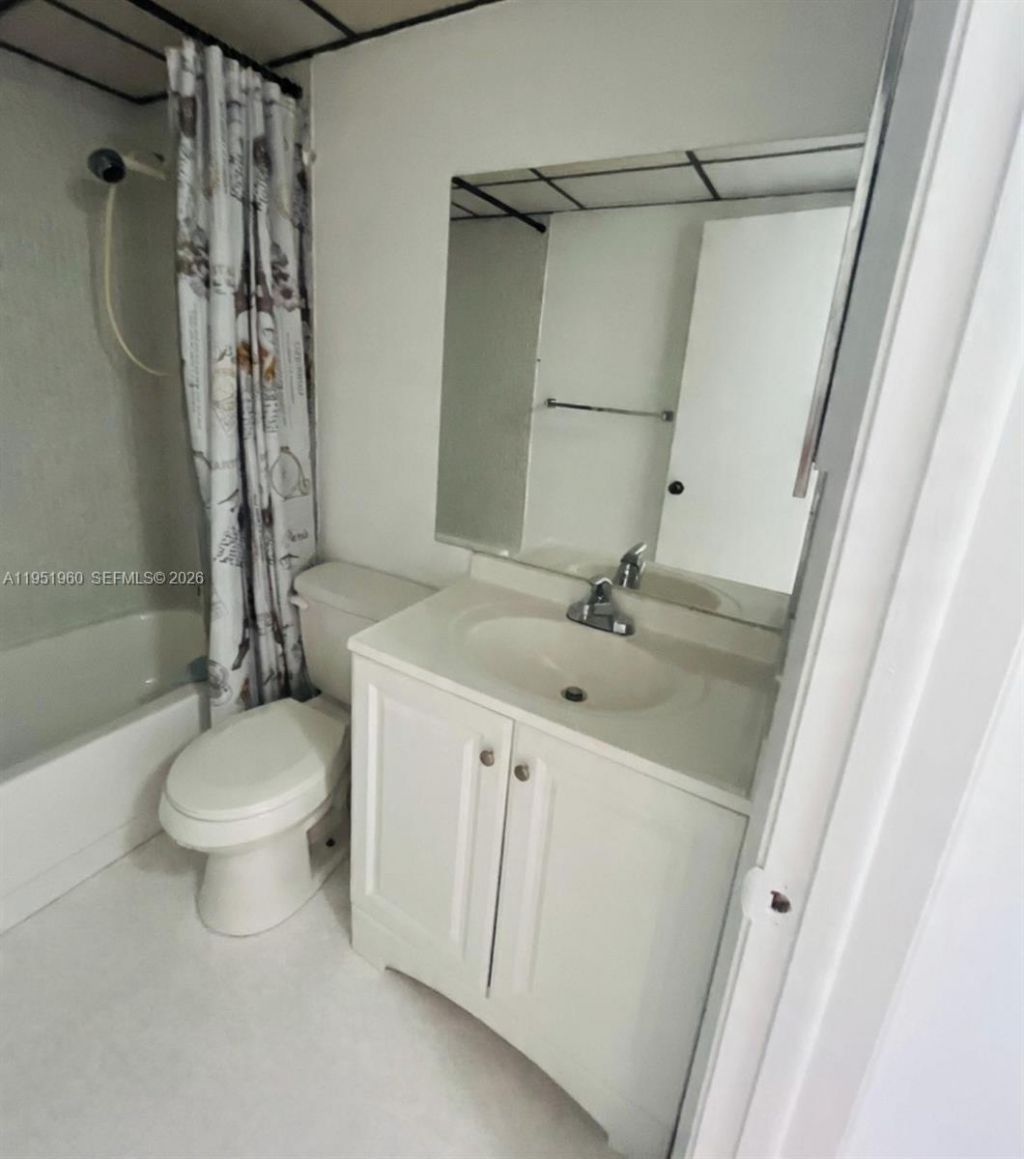 3070 NW 48th Ter, Unit 413, Lauderdale Lakes, FL 33313 Photo